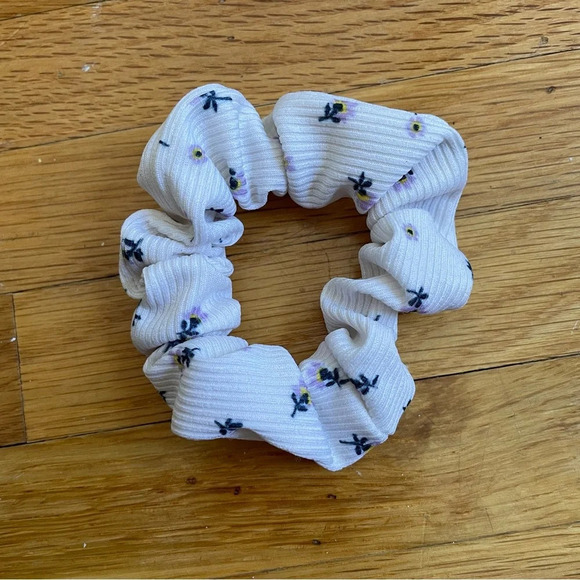 4/$25 Justice Scrunchies 4 Pack Floral - Picture 3 of 6